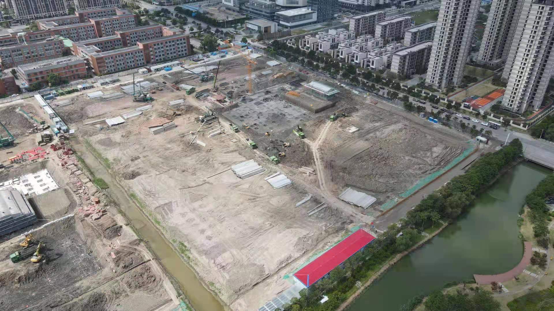 我們是一家集工業(yè)與民用建設、安裝、裝修裝飾、地基與基礎、大型土石方、市場開發(fā)為一體的施工總承包企業(yè)。